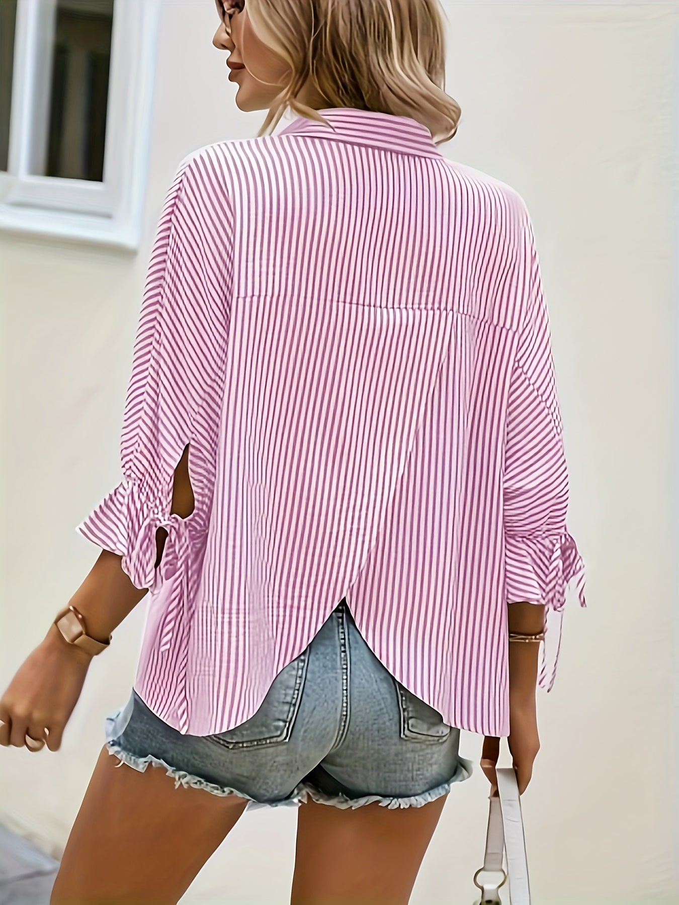 Camilla | Stripete bluse med v-hals og knyting
