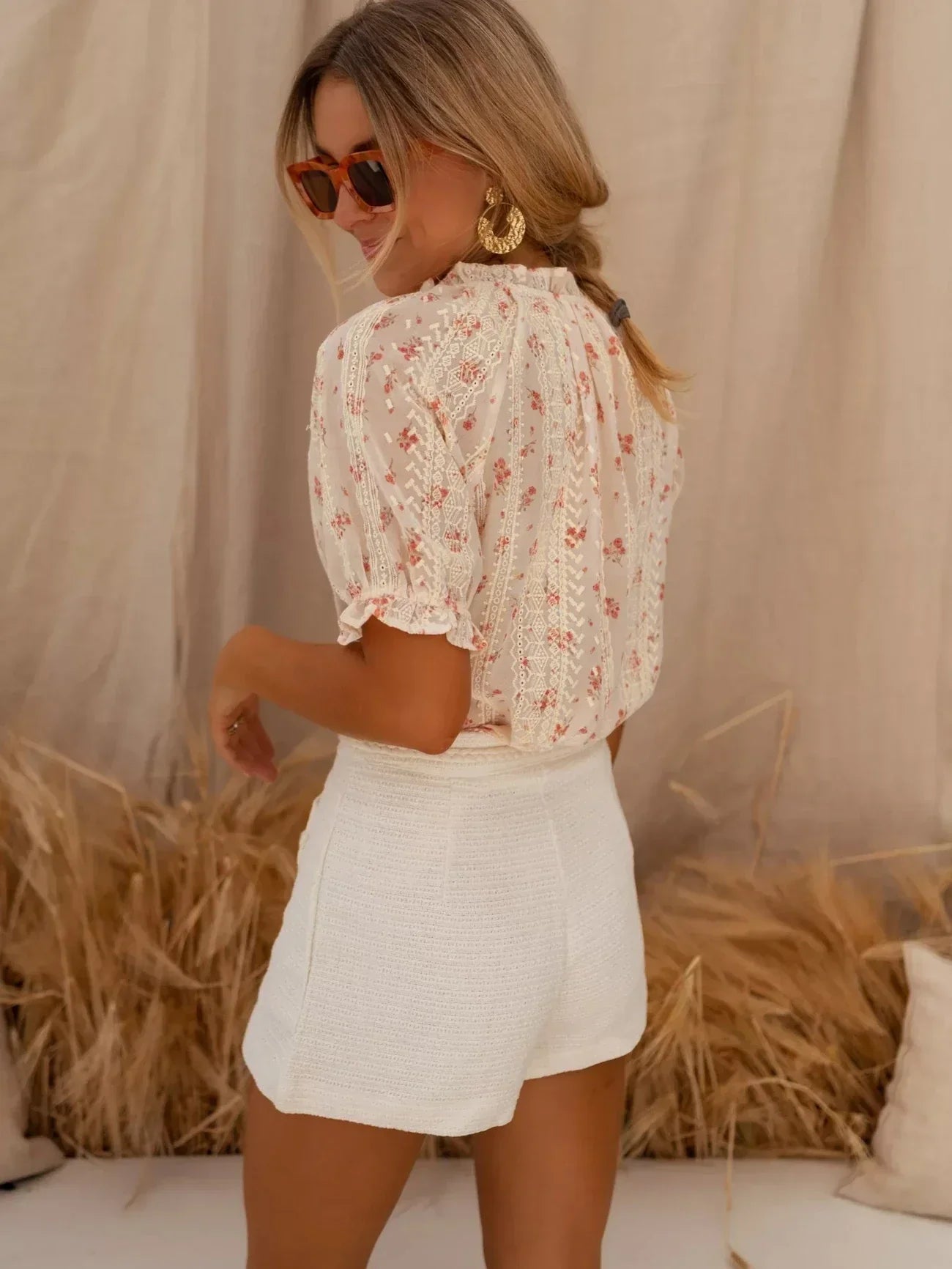 Elina | Sommerlig bluse med blomsterprint og romantisk preg