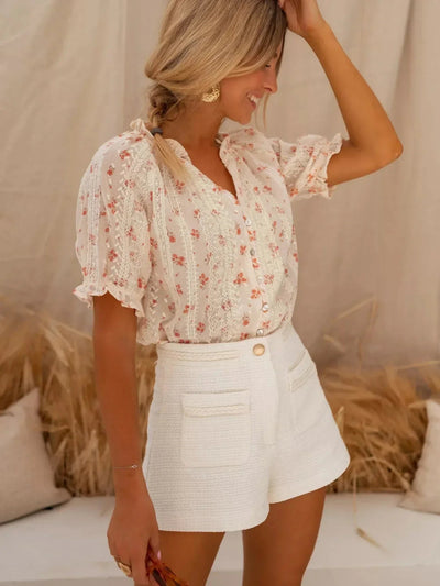 Elina | Sommerlig bluse med blomsterprint og romantisk preg