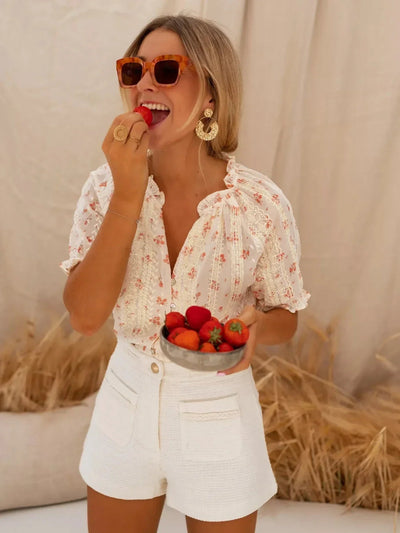 Elina | Sommerlig bluse med blomsterprint og romantisk preg