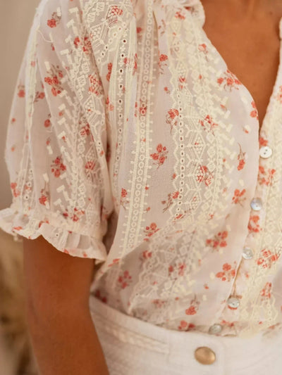 Elina | Sommerlig bluse med blomsterprint og romantisk preg