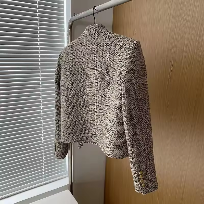 Elsa | Elegant svart blazer med gullknapper