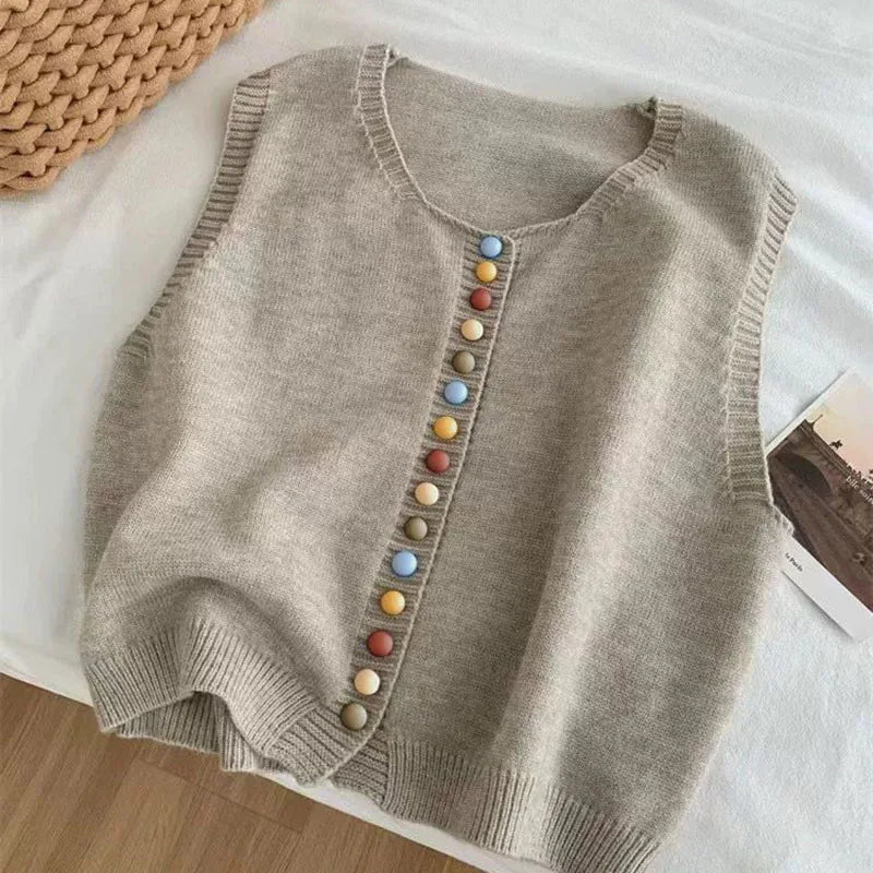 MARIBEL | STRIKKEVEST MED FARGEKNAPPER