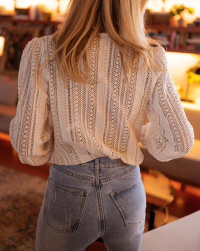 Nora | Delikat hvit bluse med V-hals